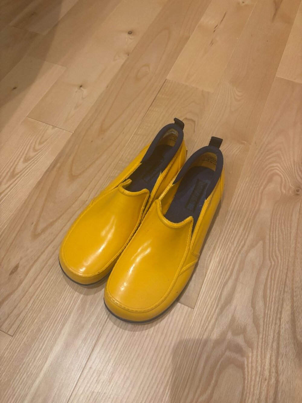 Sperry Top-Sider rubber slip-on rain shoes. Size 8 M